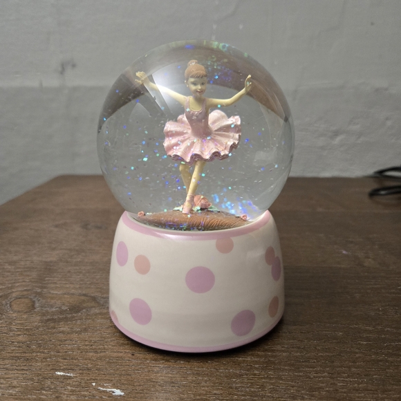 F12 NEW PINK BALLET GLITTER SNOW GLOBE BALLERINA PLAYS SWAN LAKE 6"H - Picture 5 of 7